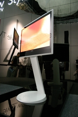 Illustration for article titled Hitachi New Style TV Is Only 0.75-inches Thin, Looks Retro-Amazing